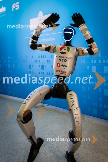 Mladi raziskovalci tehnike 2026 in prikaz delovanja humanoidnega robota