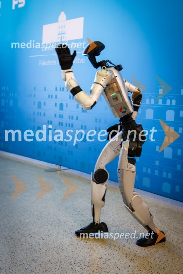 Mladi raziskovalci tehnike 2026 in prikaz delovanja humanoidnega robota