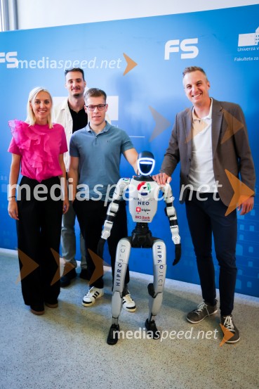 Mladi raziskovalci tehnike 2026 in prikaz delovanja humanoidnega robota