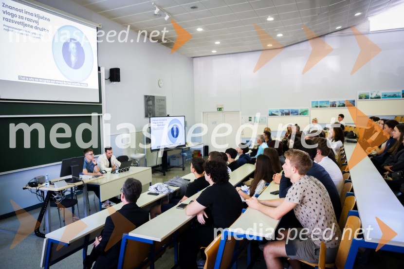 Mladi raziskovalci tehnike 2026 in prikaz delovanja humanoidnega robota
