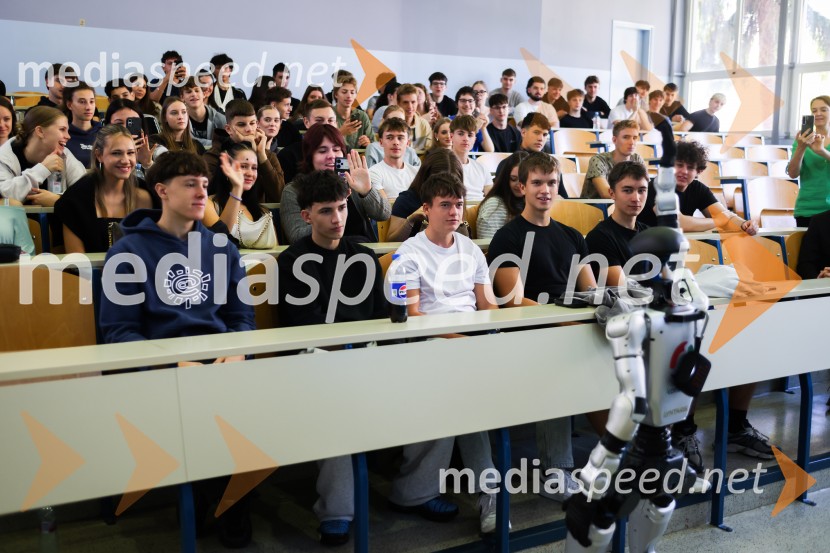 Mladi raziskovalci tehnike 2026 in prikaz delovanja humanoidnega robota