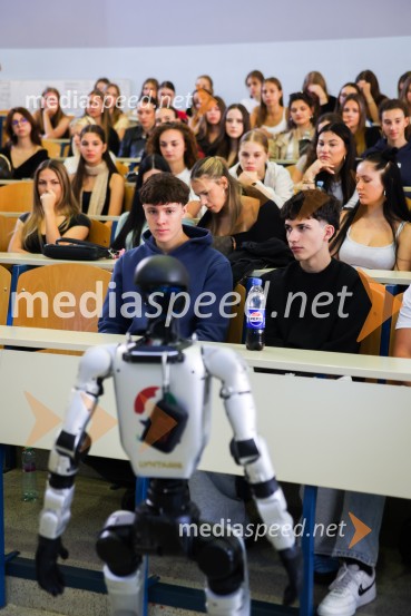 Mladi raziskovalci tehnike 2026 in prikaz delovanja humanoidnega robota