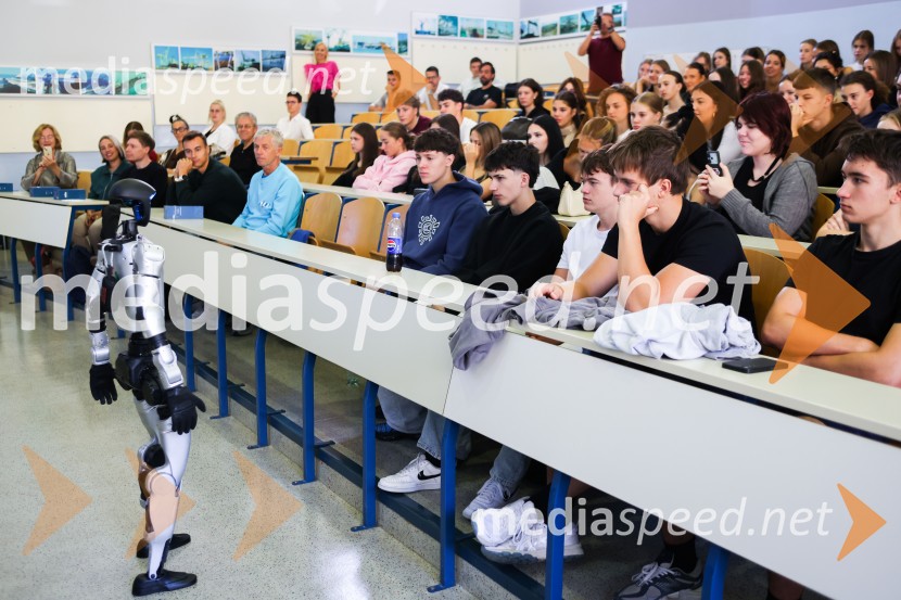 Mladi raziskovalci tehnike 2026 in prikaz delovanja humanoidnega robota
