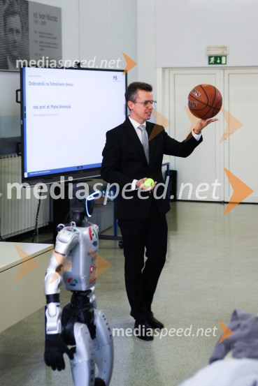Mladi raziskovalci tehnike 2026 in prikaz delovanja humanoidnega robota