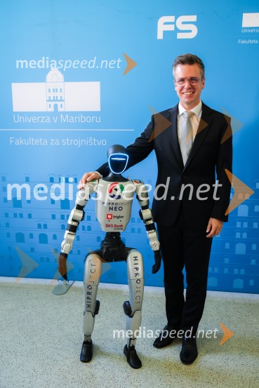 Mladi raziskovalci tehnike 2026 in prikaz delovanja humanoidnega robota