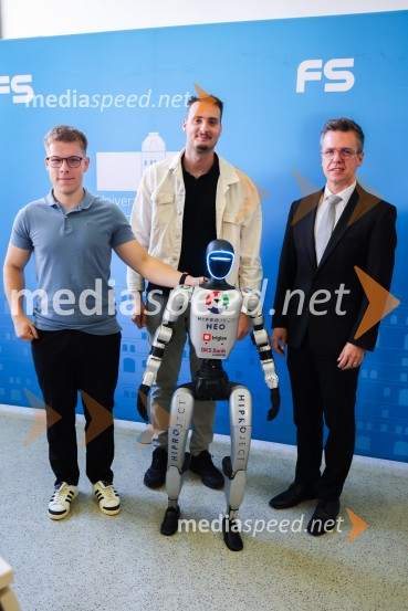 Mladi raziskovalci tehnike 2026 in prikaz delovanja humanoidnega robota