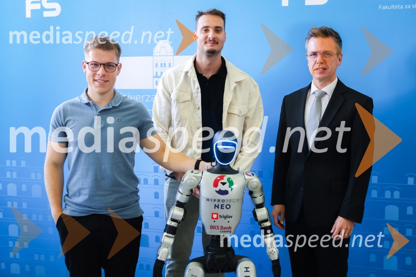 Mladi raziskovalci tehnike 2026 in prikaz delovanja humanoidnega robota