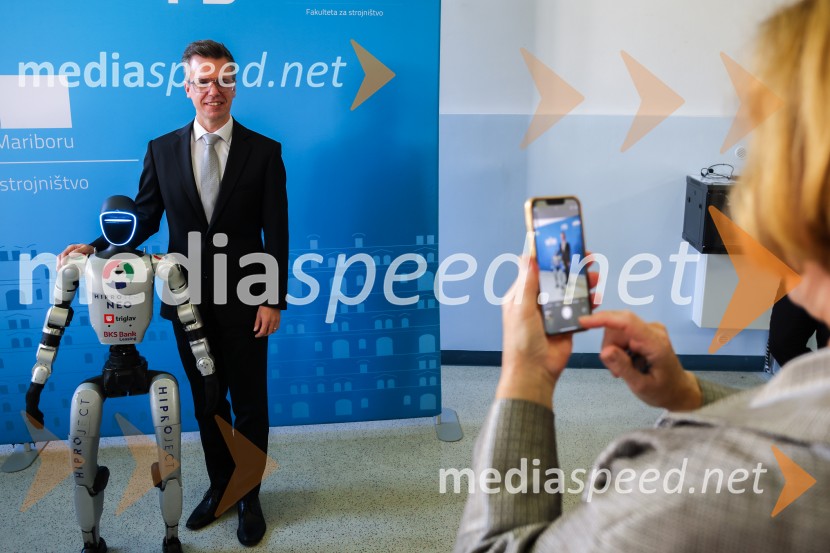 Mladi raziskovalci tehnike 2026 in prikaz delovanja humanoidnega robota