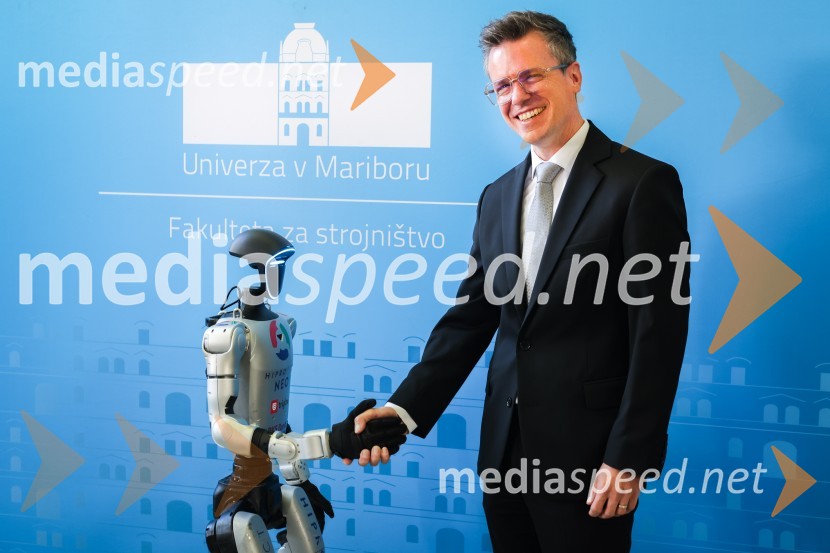 Mladi raziskovalci tehnike 2026 in prikaz delovanja humanoidnega robota