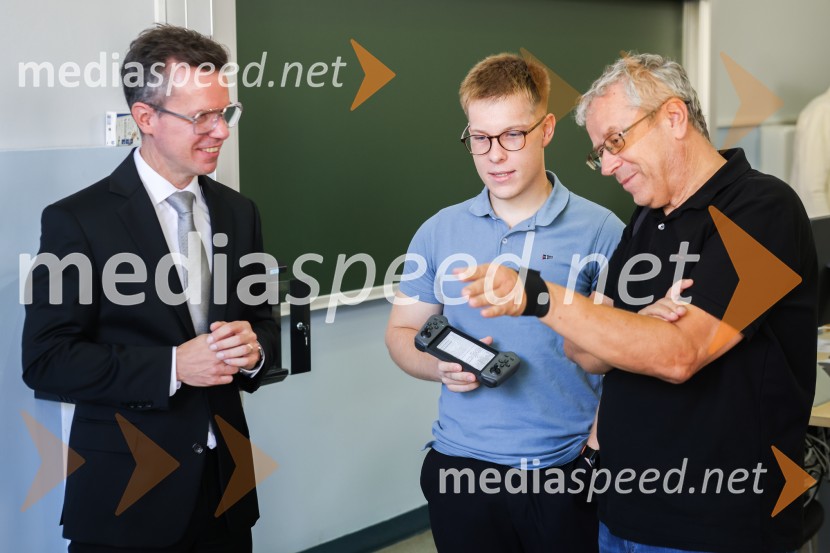 Mladi raziskovalci tehnike 2026 in prikaz delovanja humanoidnega robota