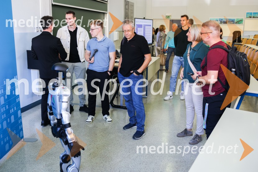 Mladi raziskovalci tehnike 2026 in prikaz delovanja humanoidnega robota