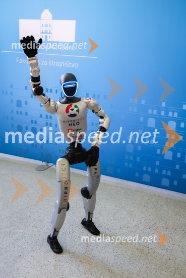 Mladi raziskovalci tehnike 2026 in prikaz delovanja humanoidnega robota