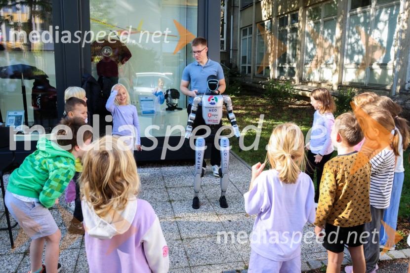 Mladi raziskovalci tehnike 2026 in prikaz delovanja humanoidnega robota