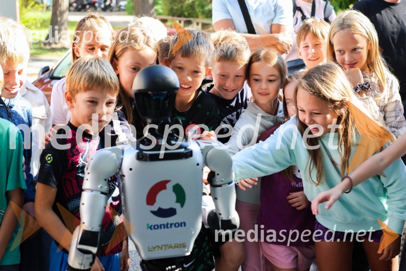 Mladi raziskovalci tehnike 2026 in prikaz delovanja humanoidnega robota