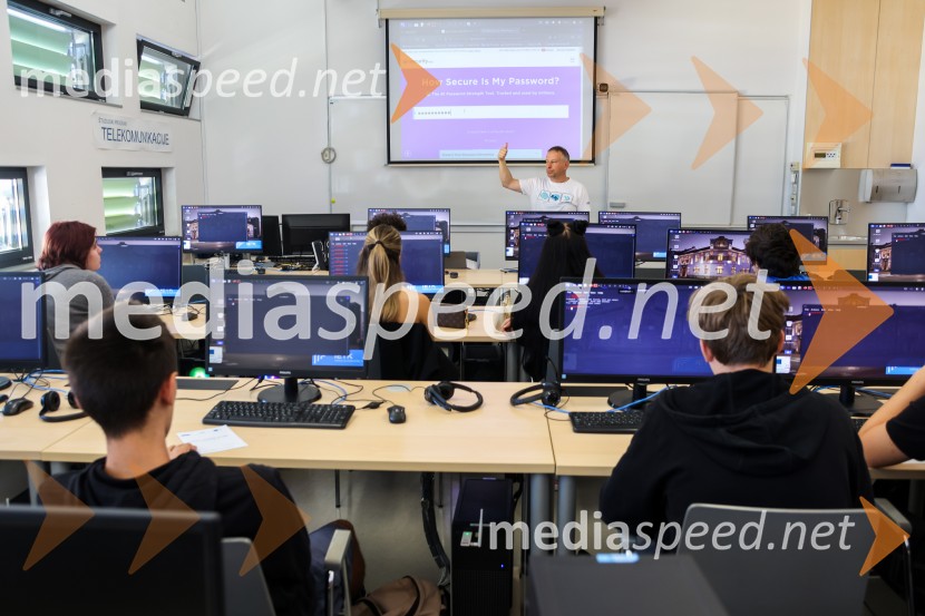 Mladi raziskovalci tehnike 2026 in prikaz delovanja humanoidnega robota