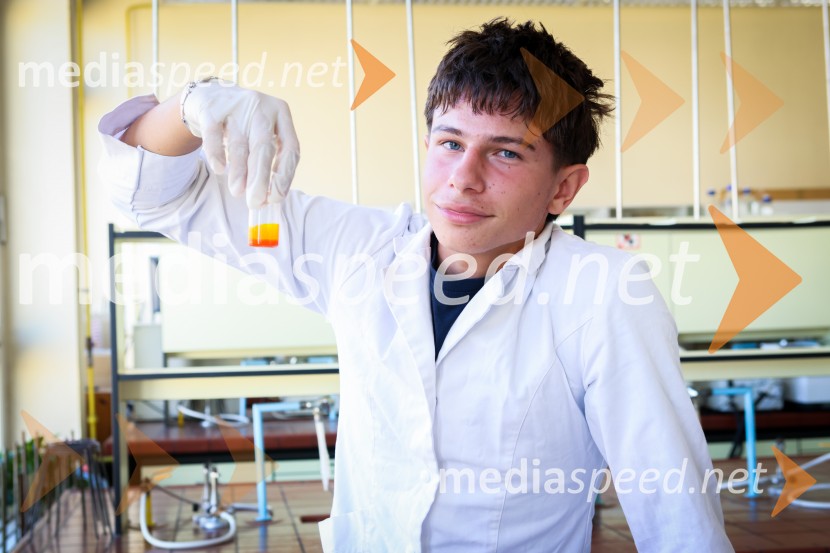 Mladi raziskovalci tehnike 2026 in prikaz delovanja humanoidnega robota