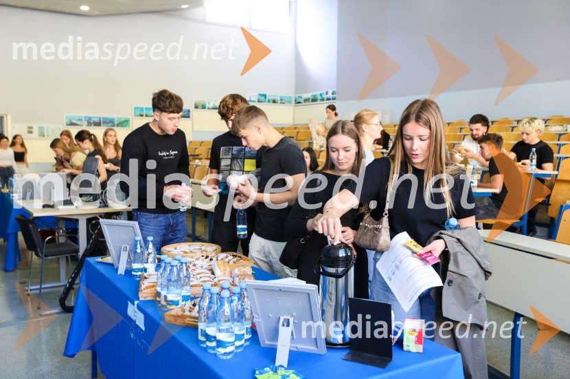 Mladi raziskovalci tehnike 2026 in prikaz delovanja humanoidnega robota
