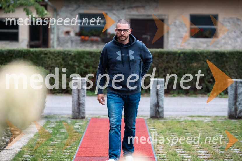 Iskrivo v živo: pogovor z akad. prof. dr. Jožetom Pirjevcem o Edvardu Kardelju na Škrabčevi domačiji