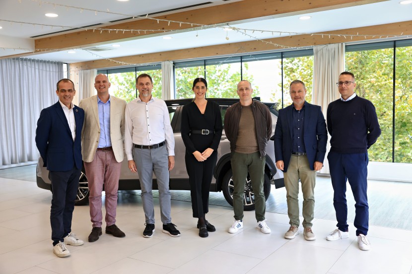  Gregor  Mauko, direktor mobilnostnih rešitev KINTO, Adria;  Anže Lemež, produktni specialist;  Mitja Bulc, direktor, Toyota Adria Sloveija;  Nina Knap Cerar, PR specialistka, Toyota Adria Slovenija;  Dejan  Korošec, specialist za prodajo;  Matjaž Mežek, vodja oddelka za kakovost;  Aleš Ficko, specialist za prodajo ključnim kupcem, Toyota SlovenijaToyota Slovenija z novim direktorjem