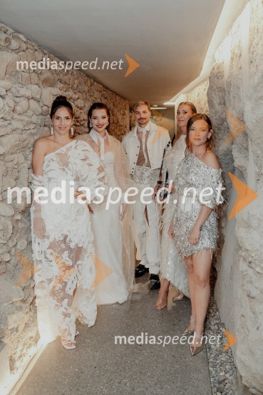  Lea Sirk, pevka;  Maja Keuc, pevka;  David Hojnik, modni oblikovalec DH fashion;  ... ;  Karin Zemljič, pevka, OkustičniCLUB DH, modni dogodek mariborskega oblikovalca Davida Hojnika