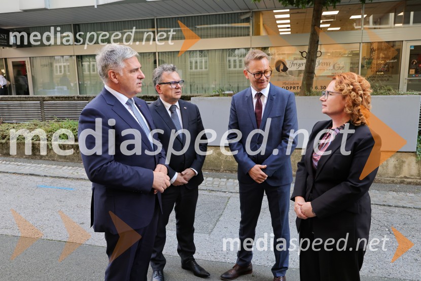  Marko Lotrič, predsednik, Državni svet;  ... ;  ... ; dr. Monika Kirbiš, Ministrica za lokalno samoupravo, kohezijo in regionalni razvojV Mariboru odprli Ministrstvo za lokalno samoupravo, kohezijo in regionalni razvoj