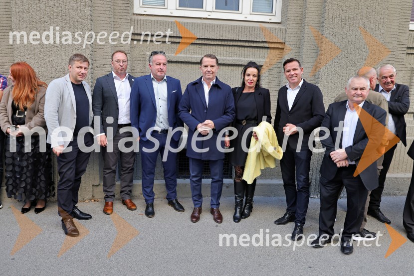  Blaž Cvar, Predsednik Obrtno- podjetniške zbornice Slovenija;  ... ;  ... ;  Tomaž Orešič, podpredsednik skupine Resalta;  Tijana Orešič Barač, dr. med. specialistka dermatologije;  Aleš Pulko, predsednik Območne obrtno-podjetniške zbornice Maribor;  ... V Mariboru odprli Ministrstvo za lokalno samoupravo, kohezijo in regionalni razvoj