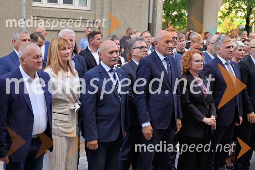  Franc  Kangler, Državni sekretar na Ministrstvu za notranje zadeve in javno upravo;  Katja Koren Miklavec, nekdanja smučarka;  ... ;  Janez Janša,  Predsednik vlade Republike Slovenije in predsednik stranke SDS; dr. Monika Kirbiš, Ministrica za lokalno samoupravo, kohezijo in regionalni razvoj;  Marko Lotrič, predsednik, Državni svetV Mariboru odprli Ministrstvo za lokalno samoupravo, kohezijo in regionalni razvoj