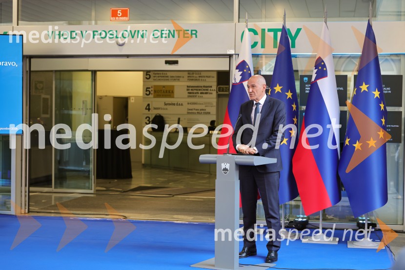  Janez Janša,  Predsednik vlade Republike Slovenije in predsednik stranke SDSV Mariboru odprli Ministrstvo za lokalno samoupravo, kohezijo in regionalni razvoj