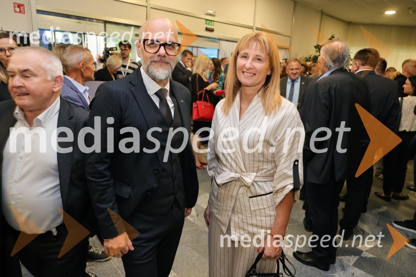 Prof. dr. Dean Korošak, rektor Univerze v Mariboru;  Katja Koren Miklavec, nekdanja smučarkaV Mariboru odprli Ministrstvo za lokalno samoupravo, kohezijo in regionalni razvoj