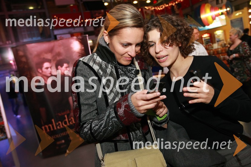 Mihaela Margan - Miša, novinarka ter Playboyeva zajčica in Natalija Bratkovič, voditeljica na televiziji RTS MariborMlada luna, vip premiera filma, TV RTS Maribor