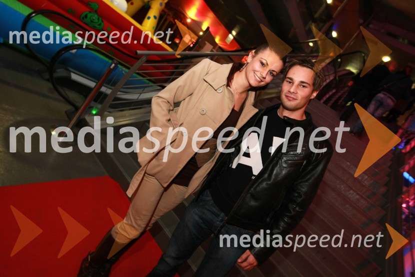 Aida Muratovič, 1. spremljevalka Miss Universe 2009 in manekenka in fant Aleš BračičMlada luna, vip premiera filma, TV RTS Maribor