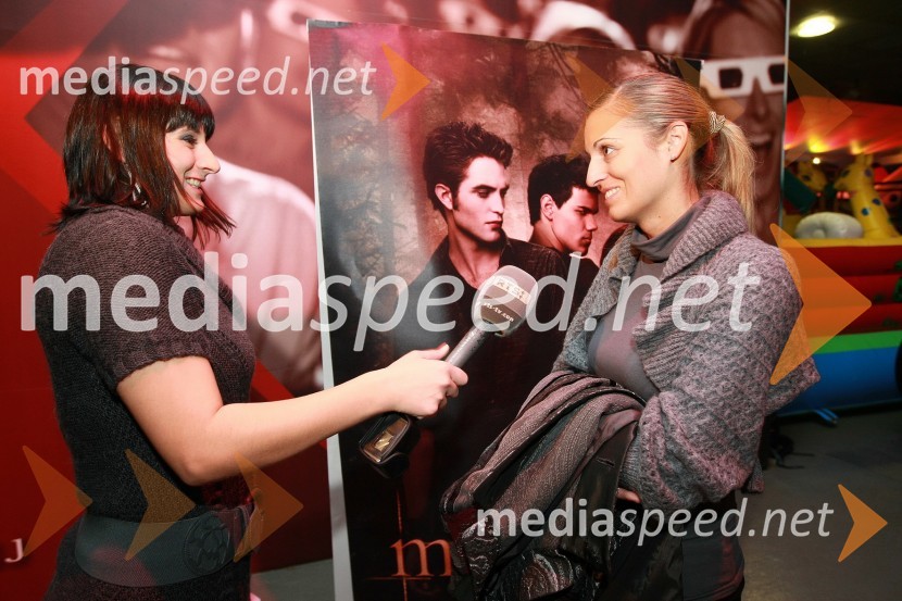 Anja Škerjanec, novinarka in Mihaela Margan - Miša, novinarka ter Playboyeva zajčicaMlada luna, vip premiera filma, TV RTS Maribor