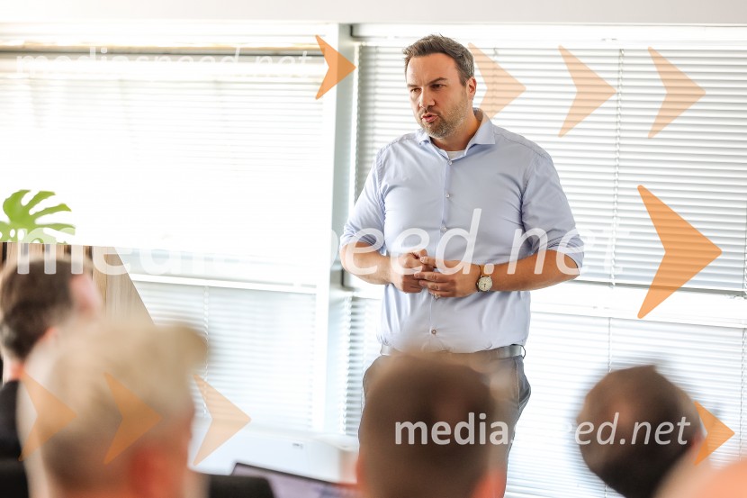 Novinarska konferenca za električni razred C