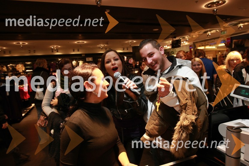 Suzana Savič, moderatorka z obiskovalciNew Yorker, odprtje prenovljene trgovine v Cityparku Ljubljana