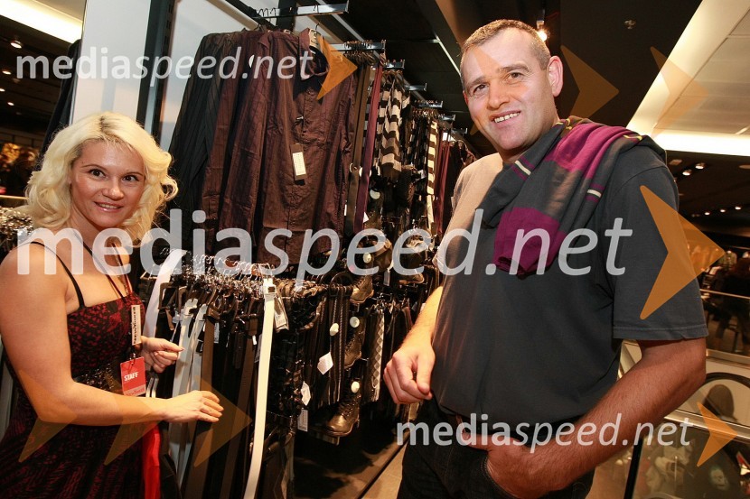 Danijela Nikolič, prodajalka in Slavko Kotnik, nekdanji košarkarNew Yorker, odprtje prenovljene trgovine v Cityparku Ljubljana