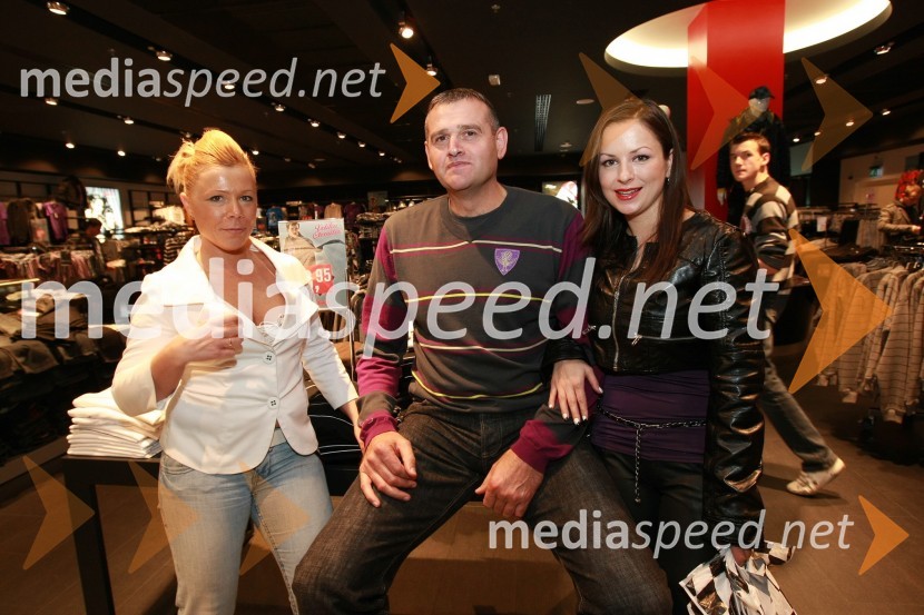 Majda Vrhovnik, PR trgovine New Yorker in direktorica M.V. d.o.o., Slavko Kotnik, nekdanji košarkar in Suzana Savič, moderatorkaNew Yorker, odprtje prenovljene trgovine v Cityparku Ljubljana