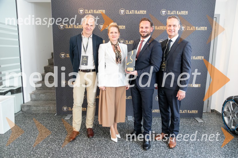 mag.  Robert  Mulej, glavni urednik projekta Zlati kamen, SBR d.o.o.;  Anja Markovič, televizijska voditeljica, Jutro na Planetu;  David  Klobasa, župan Občine Sveta Trojica;  Peter  Ribarič, direktor, Planet GV d.o.oObčina Sveta Trojica v Slovenskih goricah z nagrado Zlati kamen 2026 za razvojno najprodornejšo občino Slovenije!