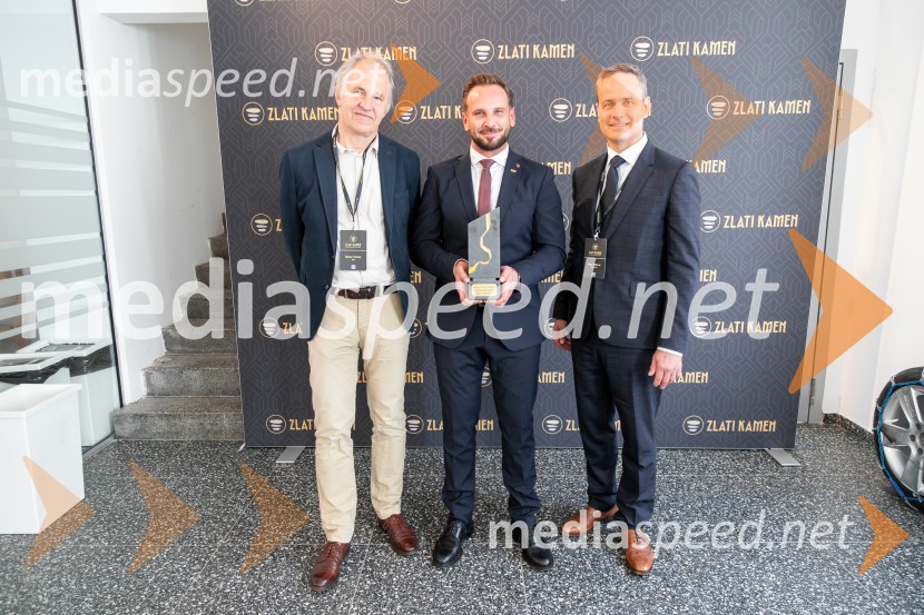 mag.  Robert  Mulej, glavni urednik projekta Zlati kamen, SBR d.o.o.;  David  Klobasa, župan Občine Sveta Trojica;  Peter  Ribarič, direktor, Planet GV d.o.oObčina Sveta Trojica v Slovenskih goricah z nagrado Zlati kamen 2026 za razvojno najprodornejšo občino Slovenije!