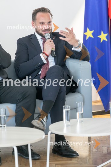  David  Klobasa, župan Občine Sveta TrojicaObčina Sveta Trojica v Slovenskih goricah z nagrado Zlati kamen 2026 za razvojno najprodornejšo občino Slovenije!