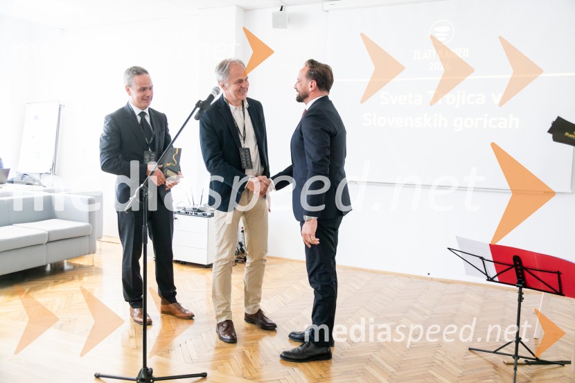  Peter  Ribarič, direktor, Planet GV d.o.o; mag.  Robert  Mulej, glavni urednik projekta Zlati kamen, SBR d.o.o.;  David  Klobasa, župan Občine Sveta TrojicaObčina Sveta Trojica v Slovenskih goricah z nagrado Zlati kamen 2026 za razvojno najprodornejšo občino Slovenije!