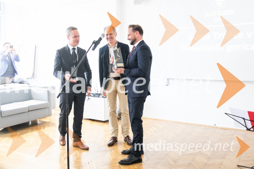  Peter  Ribarič, direktor, Planet GV d.o.o; mag.  Robert  Mulej, glavni urednik projekta Zlati kamen, SBR d.o.o.;  David  Klobasa, župan Občine Sveta TrojicaObčina Sveta Trojica v Slovenskih goricah z nagrado Zlati kamen 2026 za razvojno najprodornejšo občino Slovenije!