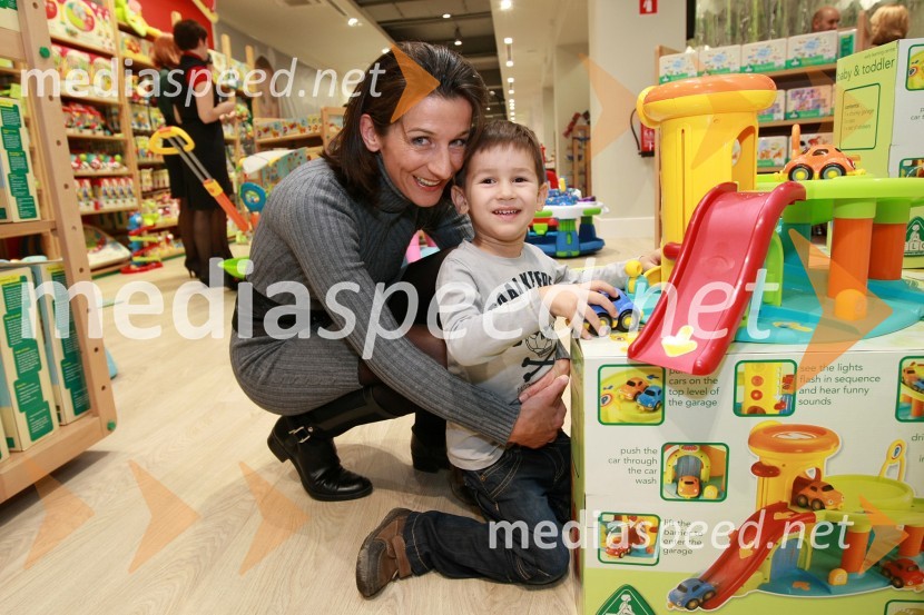 Betka Šuhelj in njen sin AleksanderMothercare, otvoritev trgovine v BTC Ljubljana