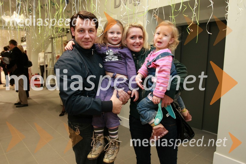 Marko Vozelj, pevec, hči Maša, soproga Tina in hči ZalaMothercare, otvoritev trgovine v BTC Ljubljana