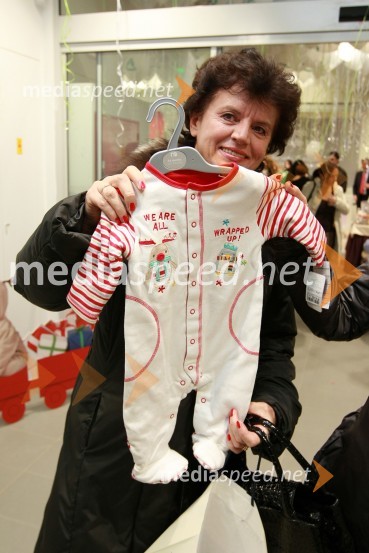 Helena Petrin, članica uprave BTC d.d. in najbogatejša Slovenka po lestvici Manager 2009 je kupila oblačilca za svojega vnučka GabraMothercare, otvoritev trgovine v BTC Ljubljana