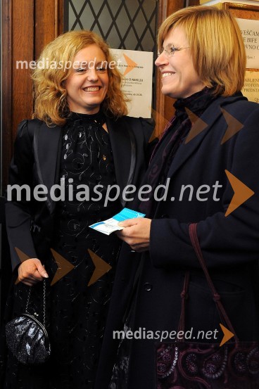 Tina Kosi, upravnica SLG Celje in Tina Mahkota, prevajalkaZastave, premiera komične drame v SLG Celje