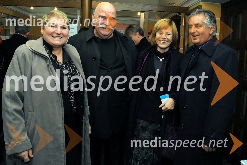 Peter Gombač s soprogo, Tina Mahkota, prevajalka in Ivo UmekZastave, premiera komične drame v SLG Celje