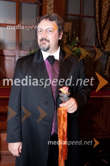 Saša Čano, operni pevecGledališki direktor/Ženitna pogodba, premiera opere SNG Opera in balet Ljubljana