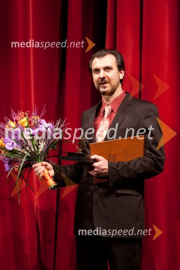 Robert Vrčon, operni pevecGledališki direktor/Ženitna pogodba, premiera opere SNG Opera in balet Ljubljana