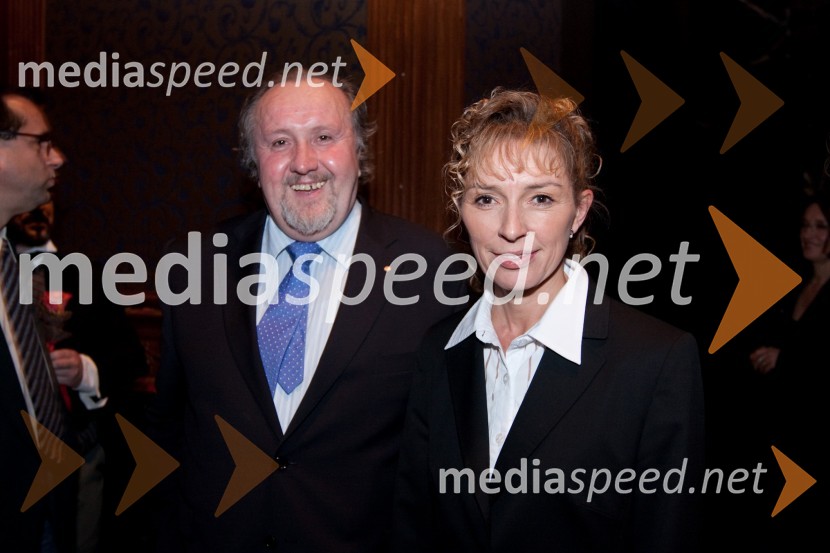 Zdravko Perger, operni pevec in Teja Valič, poslovna sekretarka SNG Opera in balet LjubljanaGledališki direktor/Ženitna pogodba, premiera opere SNG Opera in balet Ljubljana