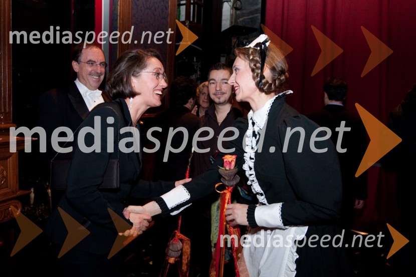 Bernarda Švara in Elena Dobravec, operna pevkaGledališki direktor/Ženitna pogodba, premiera opere SNG Opera in balet Ljubljana